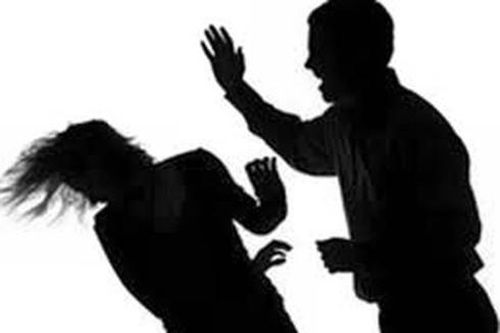 Hà Tĩnh: Mâu thuẫn tình cảm, chồng dùng dao lam rạch mặt vợ cùng em gái