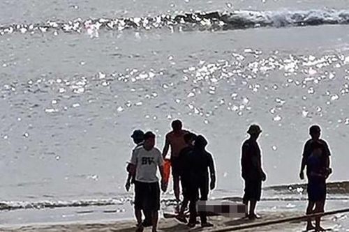 Tìm thấy thi thể cháu bé 10 tuổi mất tích khi đi tắm biển cùng mẹ