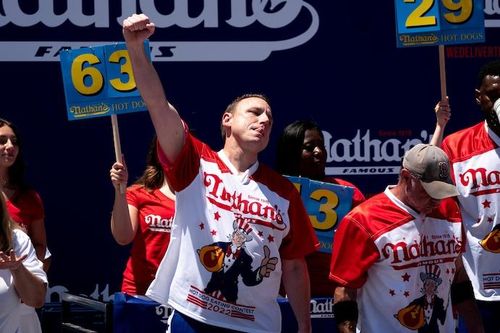 Joey Chestnut lần thứ 15 vô địch cuộc thi ăn hot dog tại Mỹ
