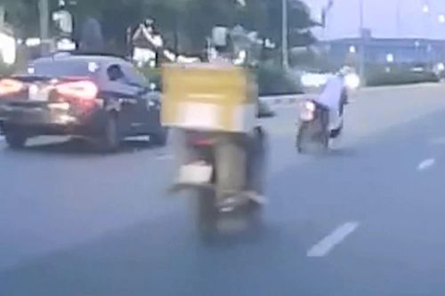 Vướng áo chống nắng, người phụ nữ đi xe máy ngã văng xuống đường