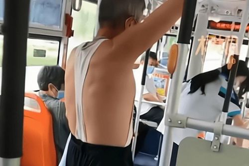 Mặc kiểu áo cắt xẻ 'quái dị' trên xe buýt, thái độ của ông chú không chút ngượng ngùng