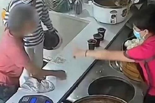Nhận bánh miễn phí từ cửa hàng suốt 1 năm, không ngờ cụ bà có hành động 'trở mặt' gây sốc