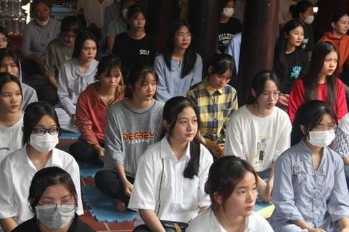 Lễ cầu nguyện, tiếp sức mùa thi tại chùa Chí Linh (huyện Yên Thành, Nghệ An)