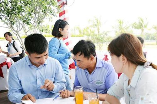 Môi giới địa ốc: 'Người cầm cự, kẻ buông tay'