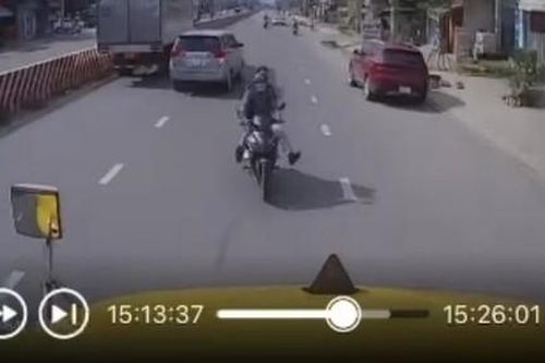 Video 2 thanh niên chạy xe Exciter ngược chiều 'đối đầu' xe container