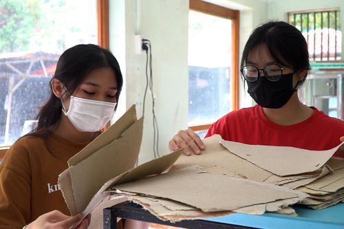 Sinh viên sản xuất giấy từ phân voi trong Thảo Cầm Viên Sài Gòn