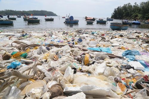 Kinh hãi rác thải tràn ngập bờ biển Quảng Ngãi