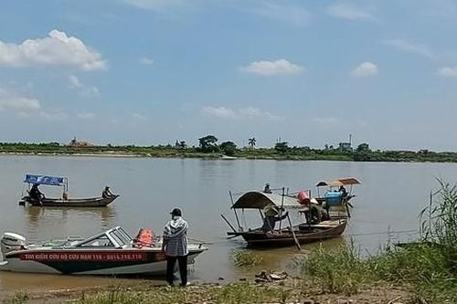Đi bắt cáy cùng bà nội, cháu bé 13 tuổi bị đuối nước tử vong thương tâm dưới sông Hồng