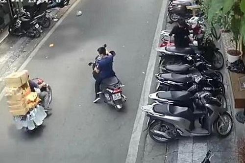 Vào uống cà phê, khách mất luôn xe máy