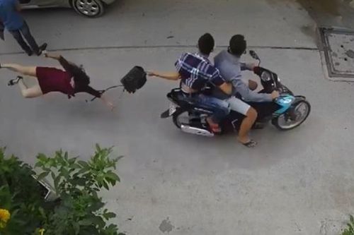 Giật túi xách, 2 tên cướp kéo lê cô gái 50 m