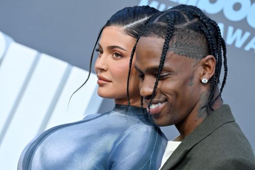 Bạn trai Kendall và Kylie Jenner giàu thế nào?
