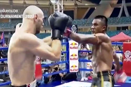 Huyền thoại Muay Buakaw thắng cựu vô địch thế giới