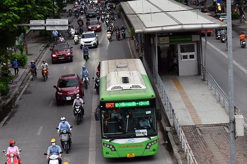 Cân nhắc đề xuất dùng chung làn đường ưu tiên của xe buýt BRT