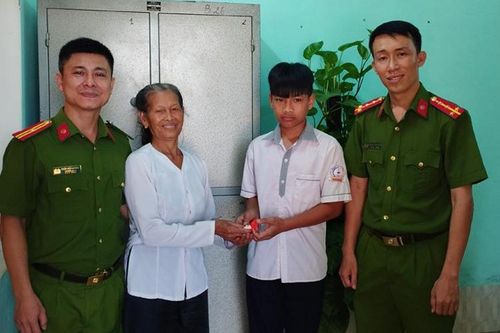 Quảng Bình: Một học sinh trả lại 2 chiếc nhẫn vàng cho người làm rơi