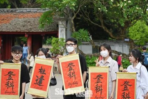 Thí sinh hồ hởi 'xin chữ' cầu may tại Văn Miếu