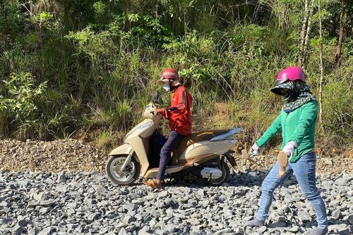 Đắk Lắk: Vượt cung đường khó khăn, thầy cô đến điểm thi từ rất sớm