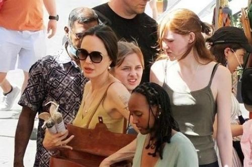 Italy: Angelina Jolie xinh đẹp cùng các con dạo chơi Rome
