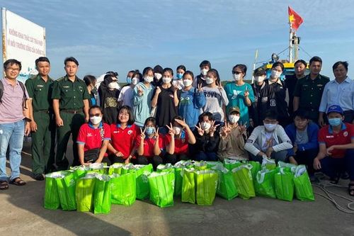 BĐBP thành phố Hồ Chí Minh tặng quà, động viên học sinh xã đảo Thạnh An trước kỳ thi tốt nghiệp THPT