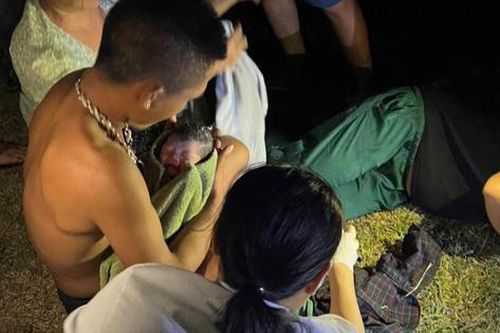 Công an hỗ trợ 'đỡ đẻ' cho sản phụ ngay bên đường