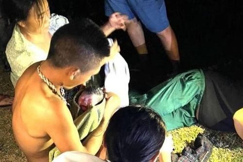 Công an và nhân viên y tế hỗ trợ sản phụ sinh con ngay ven đường QL1A