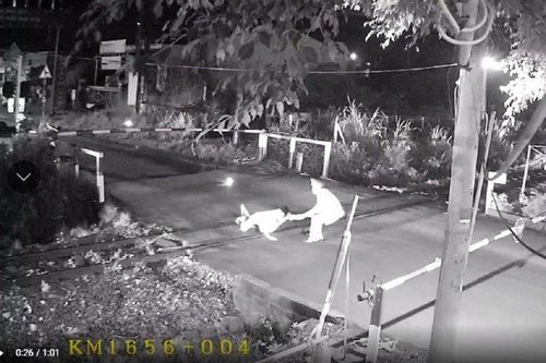 Nhân viên gác chắn cứu người ngã trước mũi tàu hỏa