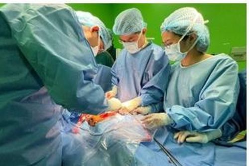 Cô gái 22 tuổi khổ sở vì không có âm đạo, hậu môn