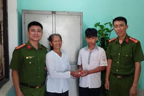 Nam sinh lớp 7 trả lại cặp nhẫn vàng cho cụ bà 77 tuổi