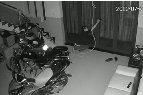 TP HCM: Trộm đu dây từ cửa thông gió, đột nhập vào nhà dân trộm cắp nhiều tài sản