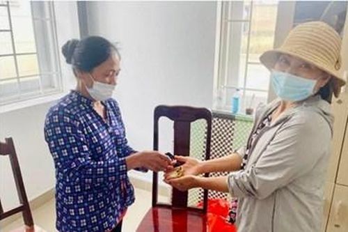 2 người phụ nữ trả lại gần 500 triệu đồng của người lạ đánh rơi