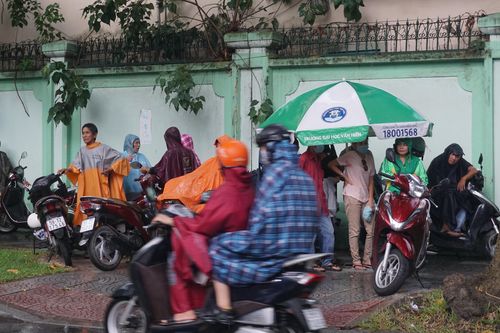 TP Hồ Chí Minh: Phụ huynh, học sinh 'đội' mưa đi làm thủ tục dự thi tốt nghiệp THPT