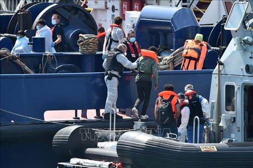 Europol bắt 39 đối tượng liên quan đến nạn buôn người di cư qua eo biển Manche