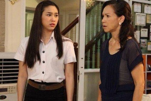 Tôi và mẹ đi viếng mộ anh trai, nhìn thấy một người mặt bà tái mét rồi bỏ chạy