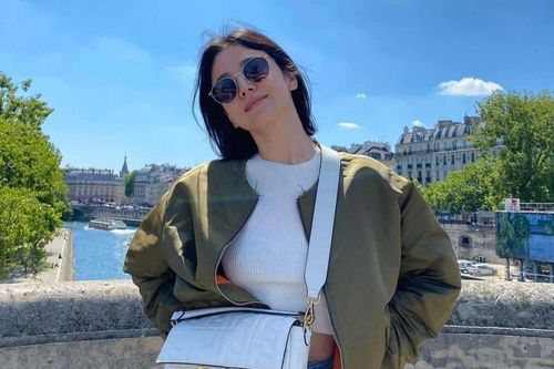 Song Hye Kyo bị bắt gặp thân thiết với người đàn ông lạ ở trời Tây, giữa nghi vấn yêu lại Song Joong Ki