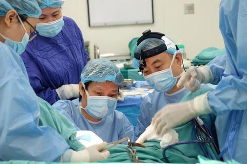Phẫu thuật trả giới tính cho người phụ nữ có... tinh hoàn
