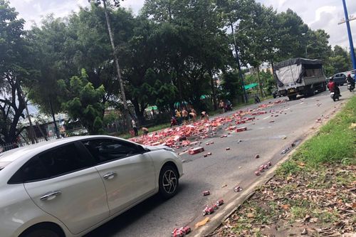 Bình Dương: Người dân giúp gom nhặt hàng ngàn lon bia rơi xuống đường