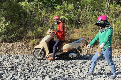 Thầy cô băng rừng cả trăm cây số đến điểm coi thi