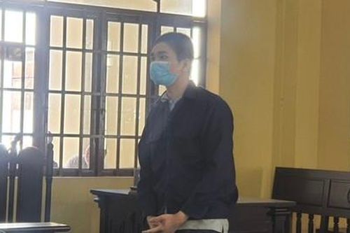 Đưa bạn gái 'nhí' vào quán karaoke 'tâm sự', trả giá bằng 3 năm tù