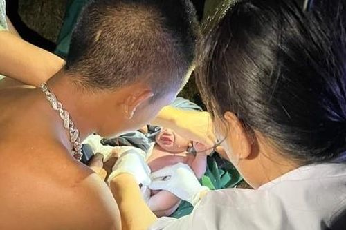 Thanh Hóa: Sản phụ chuyển dạ sinh con ngay trên Quốc lộ 1A
