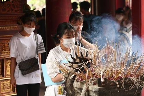 Sĩ tử tranh thủ vào Văn Miếu cầu may trước buổi làm thủ tục dự thi tốt nghiệp THPT