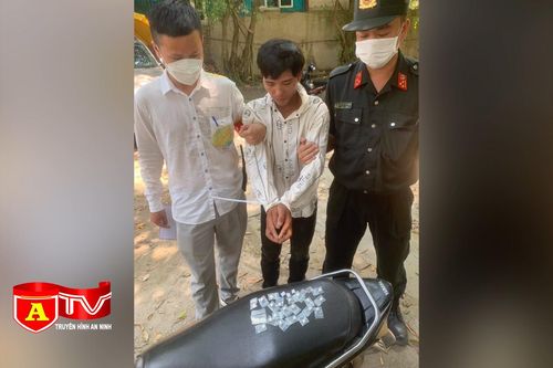 Lượn phố, thanh niên 'găm' cả đống ma túy trong túi quần