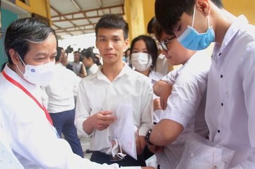Bộ trưởng Bộ GDĐT động viên thí sinh, giáo viên dự kỳ thi tốt nghiệp THPT