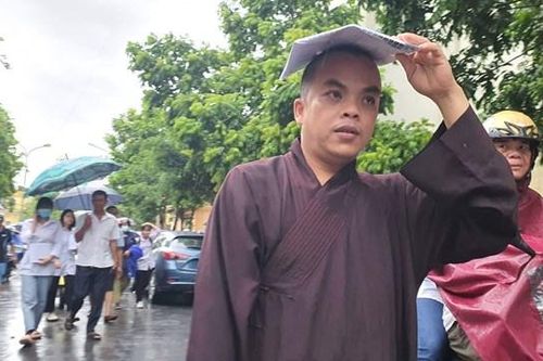 Nhà sư đội mưa đi thi tốt nghiệp