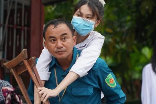 Nữ sinh gãy chân được bố cõng vào phòng thi