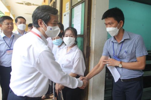 Bộ trưởng Nguyễn Kim Sơn động viên sĩ tử ở Thừa Thiên - Huế