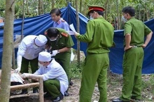 Người đàn ông tử vong bên cạnh khẩu súng và dao