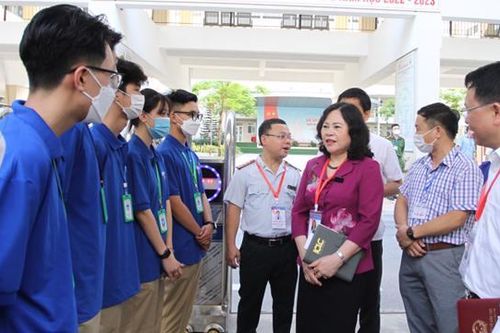 Quan tâm sức khỏe cho thí sinh, cán bộ và lực lượng làm công tác thi