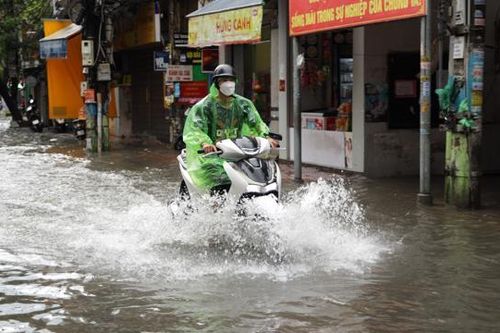 Hải Phòng: Nhiều tuyến phố ngập sau cơn mưa lớn sáng 7/7