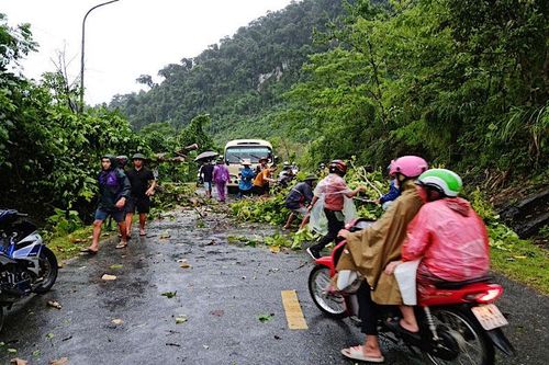 Dông lốc làm thiệt hại nhiều tài sản, hoa màu ở Tuyên Quang