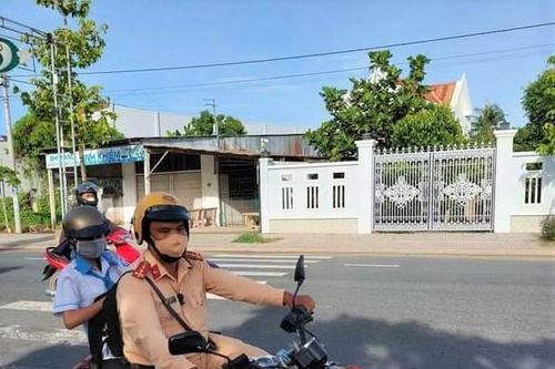 Đại úy cảnh sát giao thông dùng xe đặc chủng đón thí sinh đến điểm thi