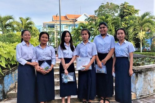 Đa dạng sắc màu trang phục nơi trường thi